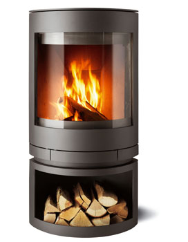 stufa design in acciaio della casa skantherm modello emotion s, vista da vicino. La camera di combustione rimane perfettamente pulita durante la combustione. Il vetro non si annerisce. Splendida vista sulle fiamme ardenti